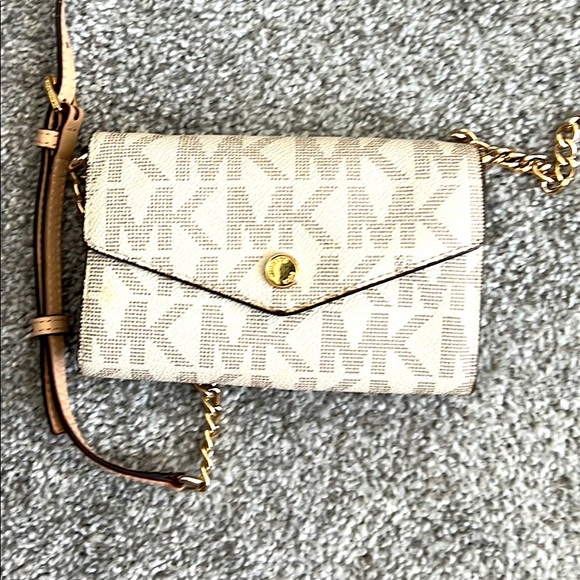 Michael Kors Handbags - Michael Kors crossbody purse